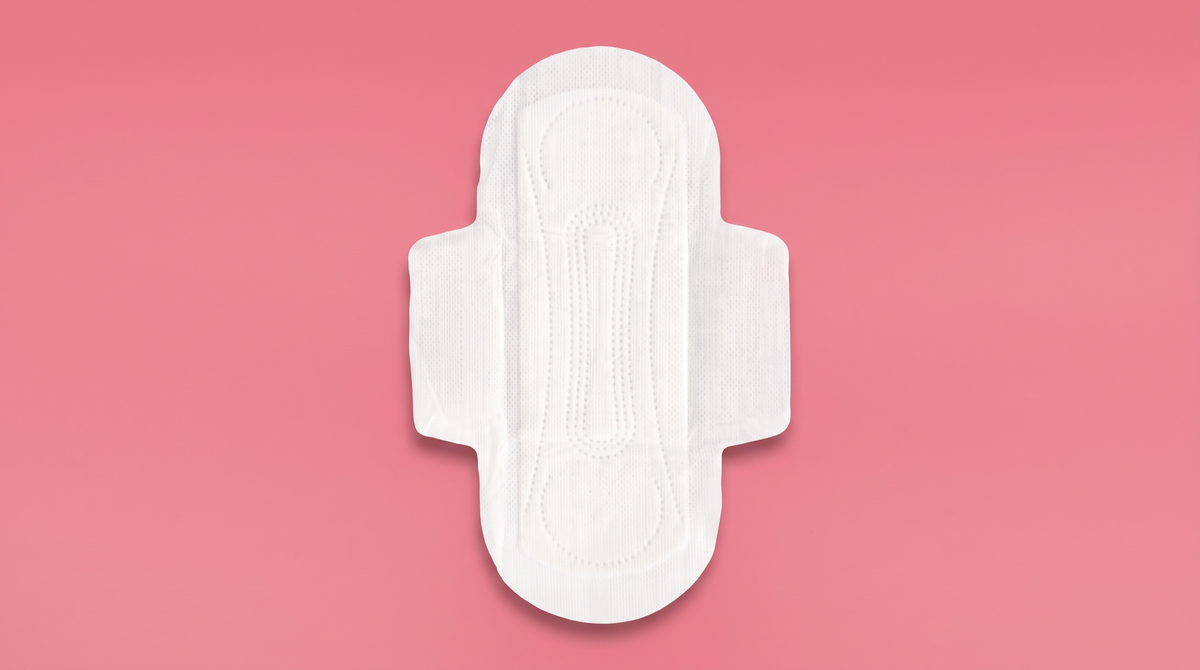 Serviette en coton biologique sur fond rose