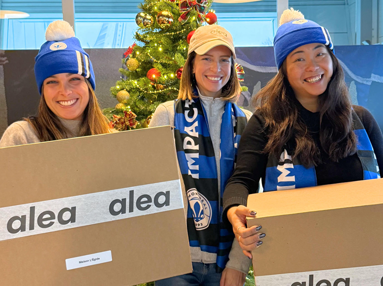 Des joueurs du CF Montréal avec des boîtes Alea