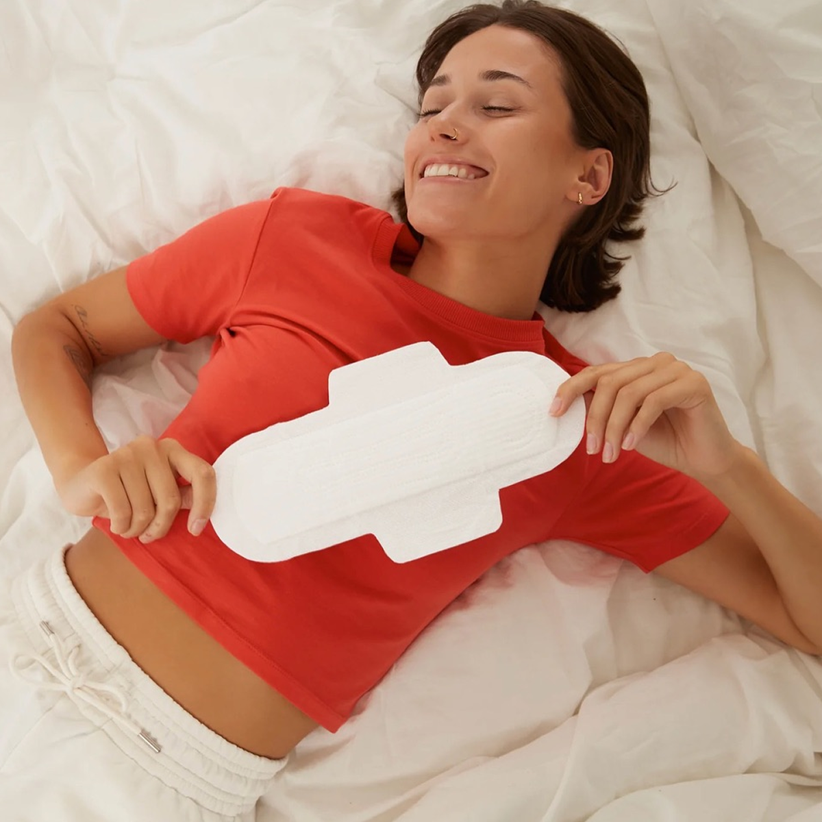 Femme souriante tenant une serviette Alea en coton biologique